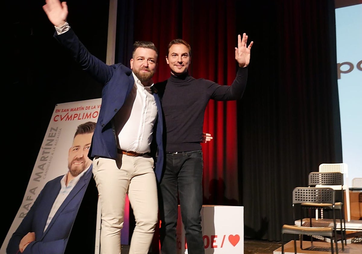 Juan Lobato junto al alcalde de San Martín de la Vega durante la presentación de su candidatura